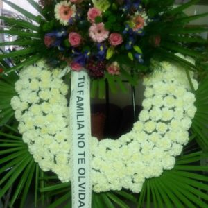 Corona Funeraria de Rosas Blancas y centro de Gerberas