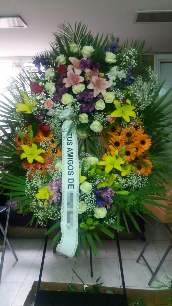 Corona Funeraria Con Flores Variadas